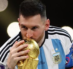 بالفيديو .. ماذا كتب  سكان حي روزاريو الأرجنتيني على جدار البيت الذي ولد فيه ميسي، بعد فوزه بكأس العالم 2022 ؟