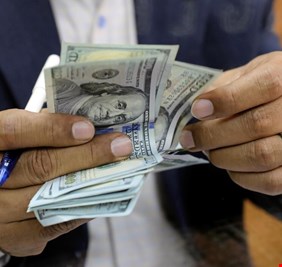 أسعار الدولار تستمر بالارتفاع في السوق العراقية: 157 ألفاً لكل 100 دولار