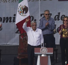 رئيس المكسيك يحذر المواطنين من قبول هدايا توزعها عصابات المخدرات بمناسبة الميلاد