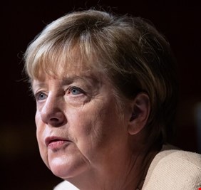 ميركل تستبعد مشاركتها في تسوية النزاع بأوكرانيا