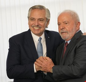 رئيس الأرجنتين يحتفي بتولي لولا حكم البرازيل