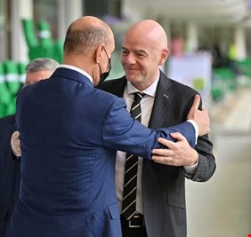 رئيس الاتحاد الدولي جياني إنفانتينو يصل البصرة