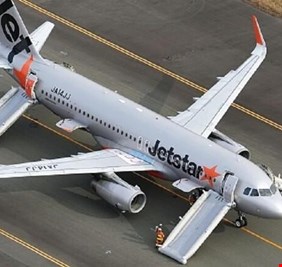 إصابة 5 ركاب أثناء إجلائهم من طائرة يابانية بسبب تهديدات بوجود قنبلة