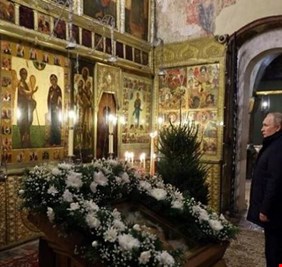 فقدان للثقة أم مخاوف صحية.. لماذا حضر بوتين قداس عيد الميلاد وحيدًا؟