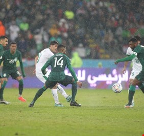 منتخبنا الوطني يتصدر المجموعة الأولى بفوزه على السعودية بهدفين بخليجي البصرة