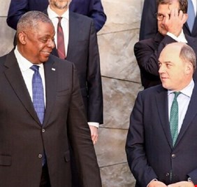 وزيرا الدفاع الأمريكي والبريطاني يبحثان الجهود الجارية لدعم أوكرانيا