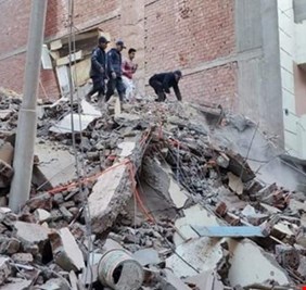 مصر.. رنين هاتف ينقذ عجوزا من تحت الأنقاض وانتشال 4 جثث بعد انهيار عقار في أسيوط