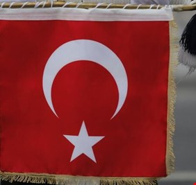 محكمة تركية تفرج عن طبيبة شهيرة طالبت بتحقيق في استخدام أسلحة كيميائية بالعراق