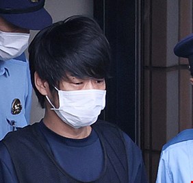 توجيه تهمة القتل العمد إلى المشتبه به في اغتيال شينزو آبي