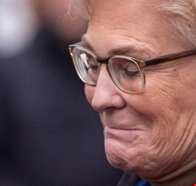 بعد انتقادات عنيفة.. صحيفة: وزيرة الدفاع الألمانية قررت الاستقالة