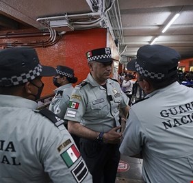 ضد عسكرة المترو .. مجموعات نسوية تقوم بأعمال شغب في مترو أنفاق العاصمة المكسيكية