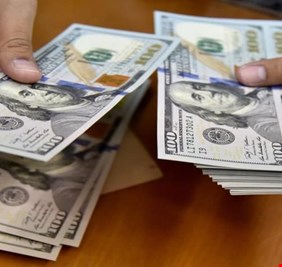 الدولار يفتتح تداولات الإثنين منخفضا أمام الدينار