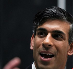 رئيس الوزراء البريطاني يعتذر عن سوء تصرفه بسيارة متحركة