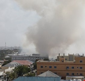 مسلحون يهاجمون مبنى بلدية مقديشو بسيارة مفخخة