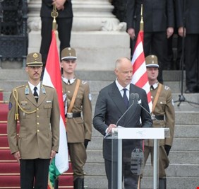 وزير الدفاع الهنغاري: قواتنا الجوية والدفاع الجوي بحالة تأهب قصوى