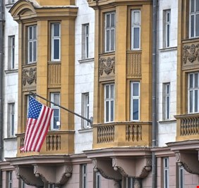 السفيرة الأمريكية الجديدة تصل موسكو