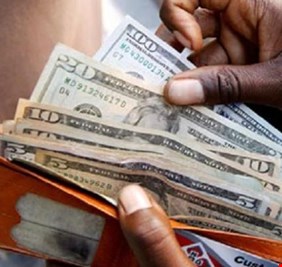 لليوم الثاني.. أسعار الدولار تستقر عند 161 ألف دينار للورقة في البورصة العراقية