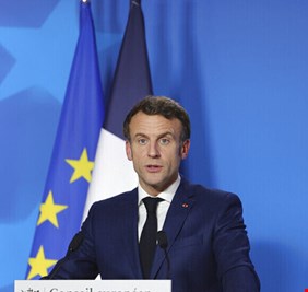 ماكرون يعلن أنه سيواصل الحوار مع روسيا