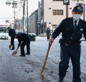 اليابان .. الجيش يوزع الماء على السكان بالبدونات