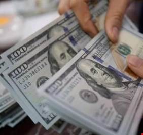 أسعار الدولار تتجاهل القرارات الحكومية وتواصل ارتفاعها بالعراق