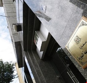 بعد العثور على سوري مقتولا في منزله.. السفارة السورية في لبنان توضح