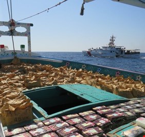 البحرية الأمريكية تعلن ضبط شحنة مخدرات داخل سفينة صيد في خليج عمان