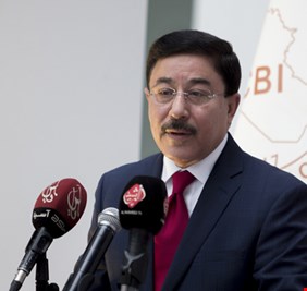 الدكتور علي العلاق.. طبيب البنگ المركزي الذي يعرف علته ودواءه، هل سيعيد العافية للدينار العراقي ؟