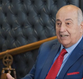 الخبير المالي محمود داغر يطلق تحذيراً بشأن خزين العملة المحلية