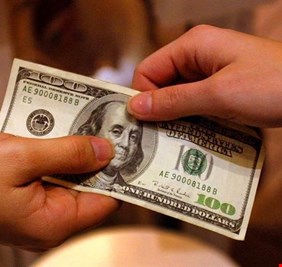 سعر صرف الـ100 دولار يتجاوز 174 ألف دينار