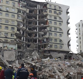 إدارة الكوارث والطوارئ التركية: ارتفاع حصيلة ضحايا الزلزال إلى 2921 قتيلا و15834 جريحا