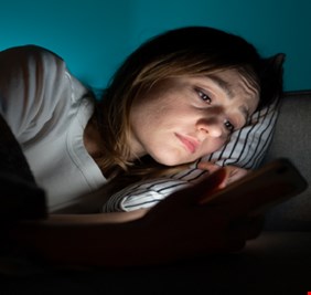 تكافح من أجل النوم؟ .. هاتف 