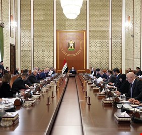 مجلس الوزراء يقرر اعادة سعر الدولار الى 1300 دينار