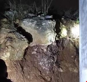 انزلاق صخرة عملاقة على أحد المنازل الفلسطينية بسبب زلزال تركيا