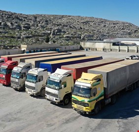 300 شاحنة إغاثية تعبر الحدود العراقية مع سوريا