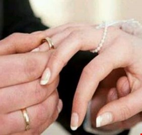 الفيسبوك فضح أمره.. طبيب شهير أخفى زواجه 24 عاما من 4 نساء