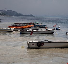 العماء يوضحون سبب التراجع المفاجئ لمياه بحر مرمرة 20 مترا عن الشاطئ بعد زلزال تركيا