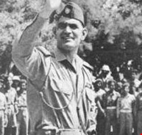 الزعيم الخالد عبد الكريم قاسم يزيح الستار عن نصب الحرية عام 1959 ويلقي كلمة الإفتتاح بلغة عربية سليمة يعجز عن قولها (زعماء العروبة) !!