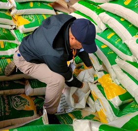 التجارة: وصول باخرة محملة بأكثر من 40 ألف طن من الرز التايلندي لصالح السلة الغذائية