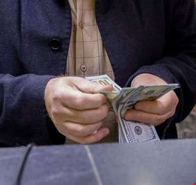 تعاملات بورصة الأربعاء.. الدولار يصعد لـ154 ألف دينار للورقة بالسوق العراقية