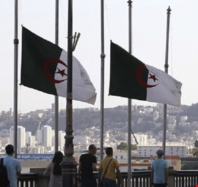الجزائر.. حل مجموعة برزت في الحراك الشعبي ضد بوتفليقة