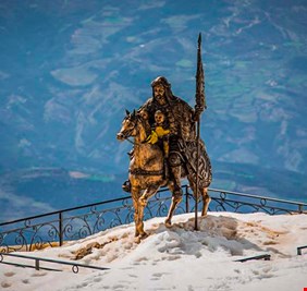 بالفيديو .. بركات أبي الفضل العباس تصل اوربا، ومسلمو البانيا يتبركون ببعض من تراب الارض التي مشى عليها في كربلاء