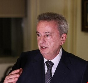 الحصة الأكبر باسم شقيقه.. صحيفة: 500 مليون دولار أودعها حاكم مصرف لبنان بمصارف سويسرا