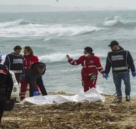 الكشف عن جنسيات ضحايا غرق قارب الهجرة قبالة السواحل الإيطالية