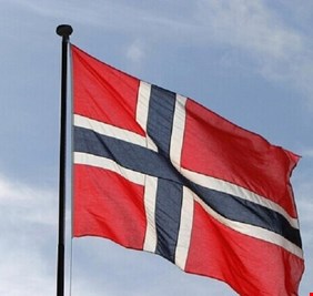 استمرار مسيرة حاشدة للنشطاء البيئيين في أوسلو وإغلاق مدخل وزارة المالية