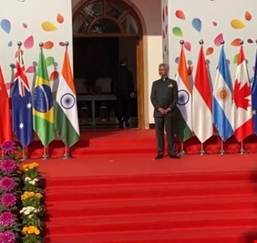 بدء اجتماع وزراء خارجية 