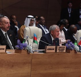 بعد ان كادت تنسى.. الرئيس العراقي يدعو  من اذربيجان لتفعيل مبادئ عدم الانحياز !