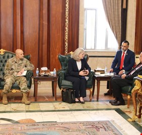 وزير الدفاع يلتقي السفيرة الأمريكية رومانوسكي في بغداد