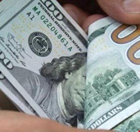 أسعار الدولار تلامس الـ156 ألف دينار للورقة في العراق