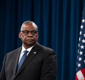 وزير الدفاع الأمريكي يؤكد من العراق: سنبقى اذا طلبت الحكومة العراقية منا ذلك