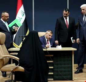 بالفيديو.. وزير الداخلية يستقبل ام شهيد عراقي و يمازحها: عندك فيسبوك ؟